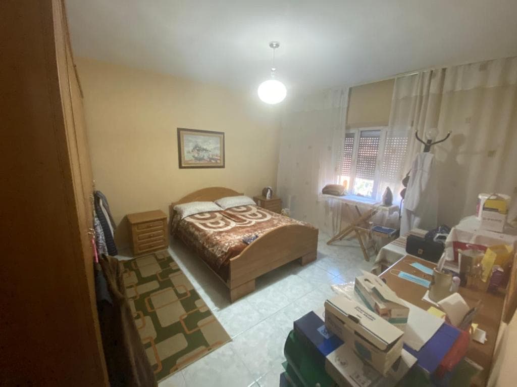 Jepet me qera apartament 3+1 ne Qender (Rruga Fortuzi) 2