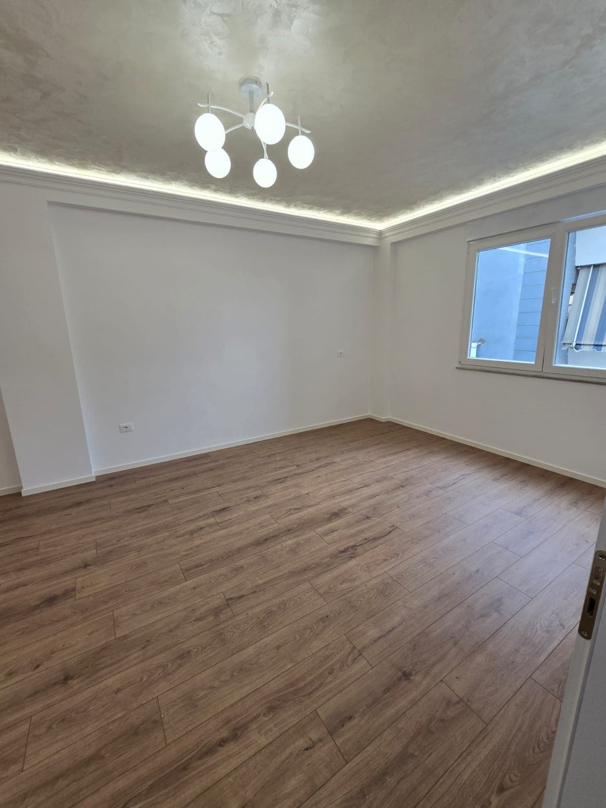 Shitet apartament 2+1 tek Rruga Kavajes.