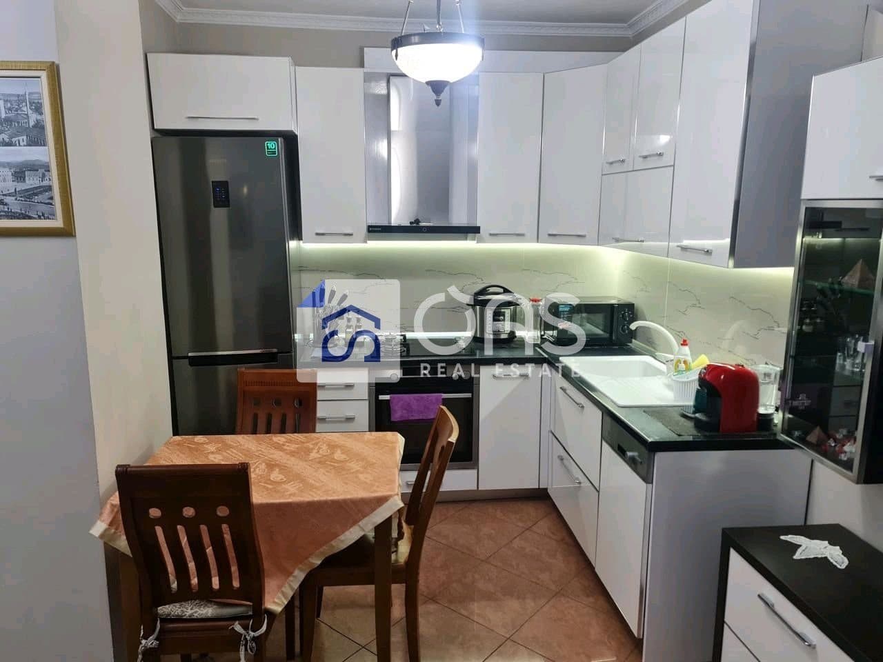 Jepet me qera apartament 2+1 ne Qender 2