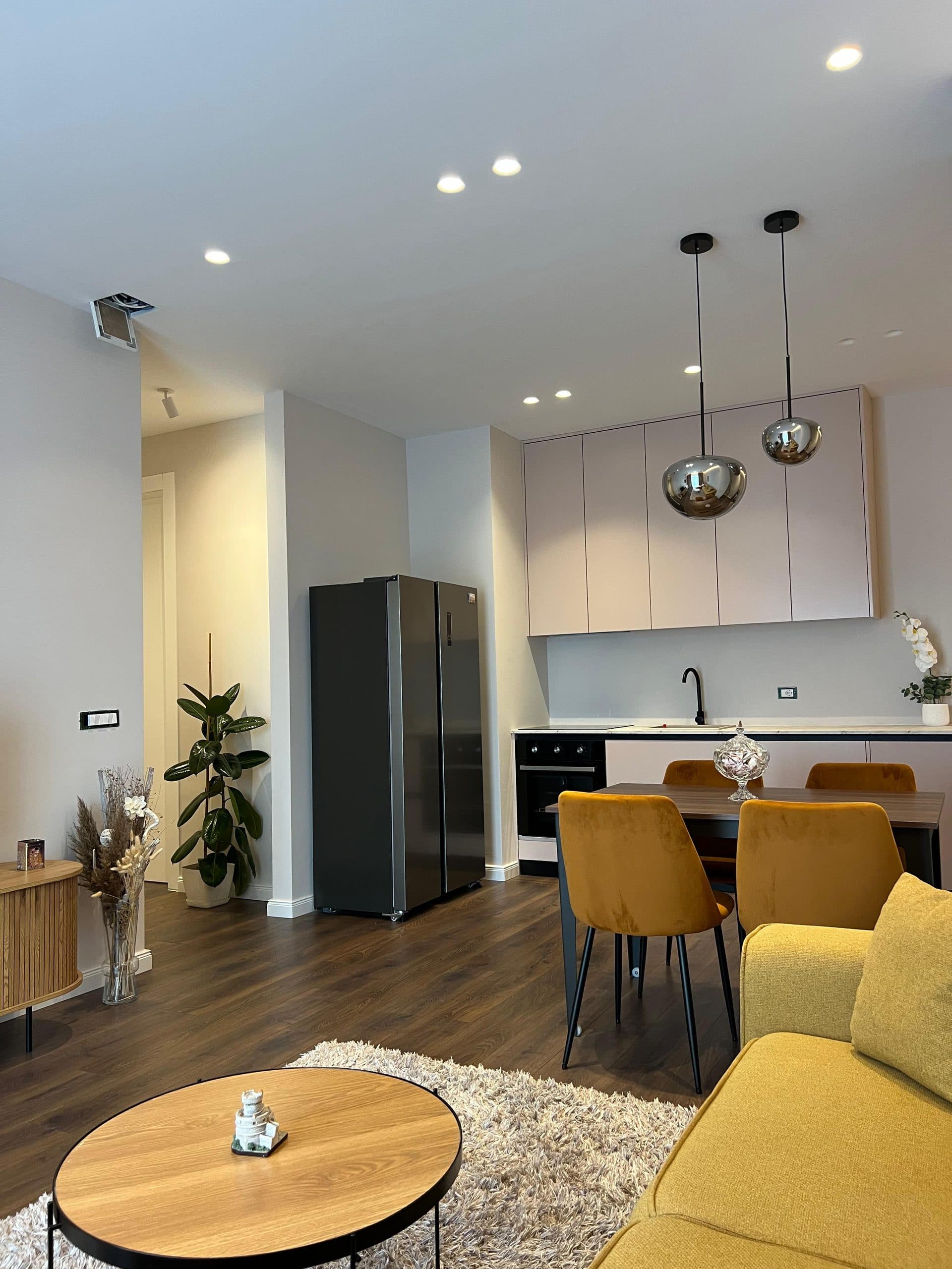 Jepet me Qera Apartament 2+1+2+Ballkon Tek Komuna e Parisit 2