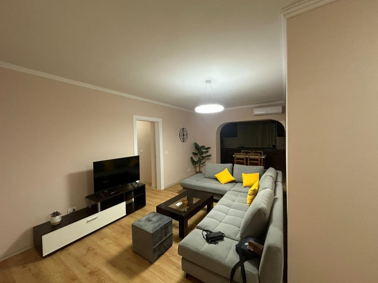 Jepet me qera apartament 2+1 tek Fusha Aviacionit