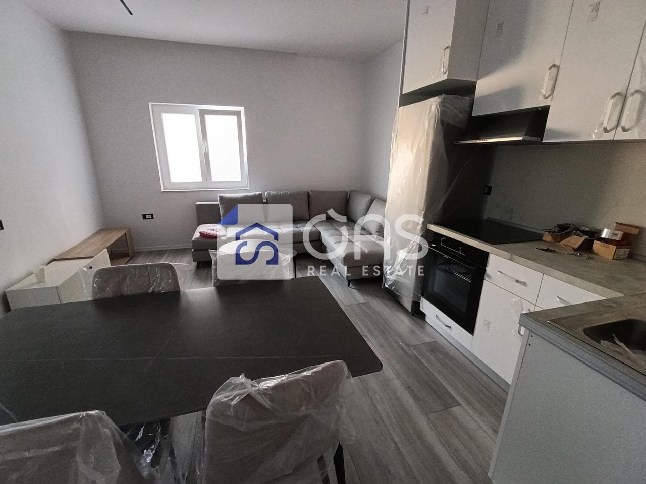 Jepet Apartament me qera 2+1 Ne Porcelan 3