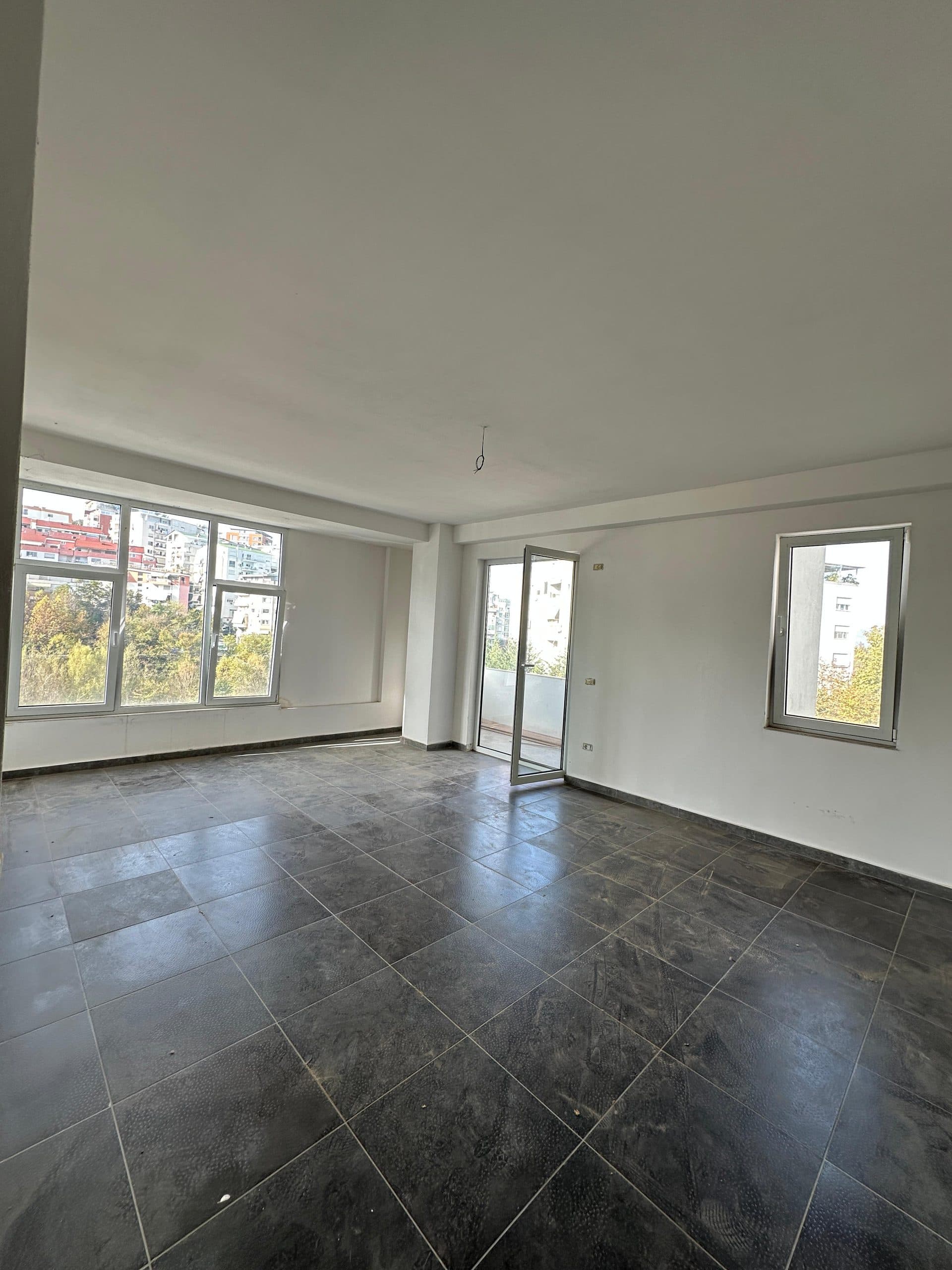 Shitet Apartament 2+1+2 tek Liqeni i Thate 2