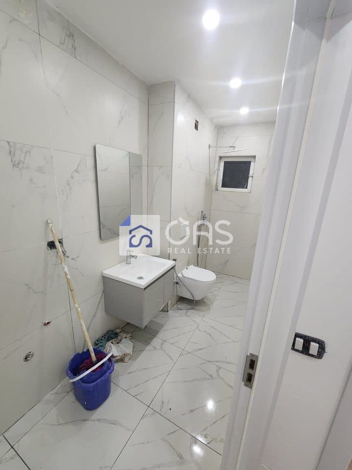 Shitet apartament 1+1 tek Komuna e Parisit 4