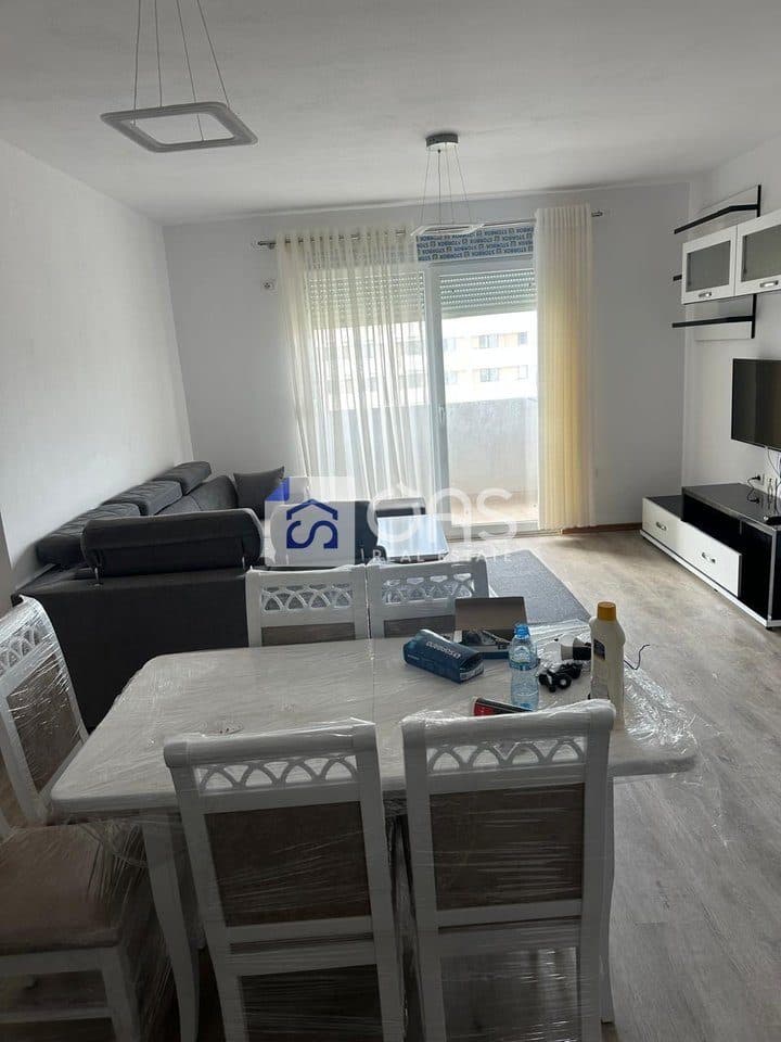 Jepet apartament me qera 3+1 5 Maj 4