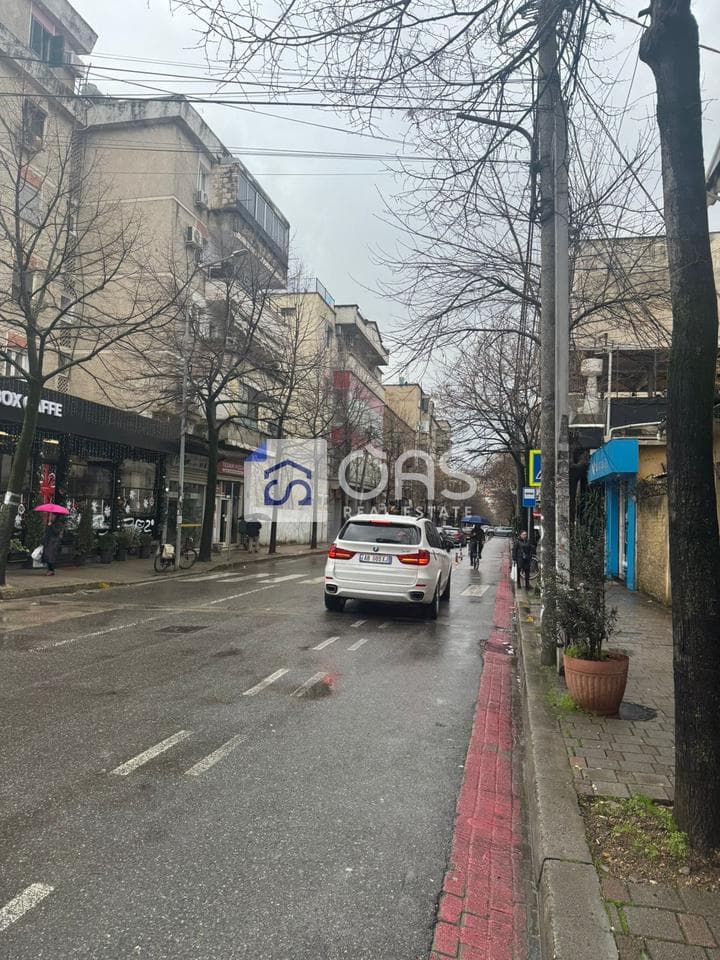 Jepet ambjent me qera tek Pazari i Ri 800 euro 3