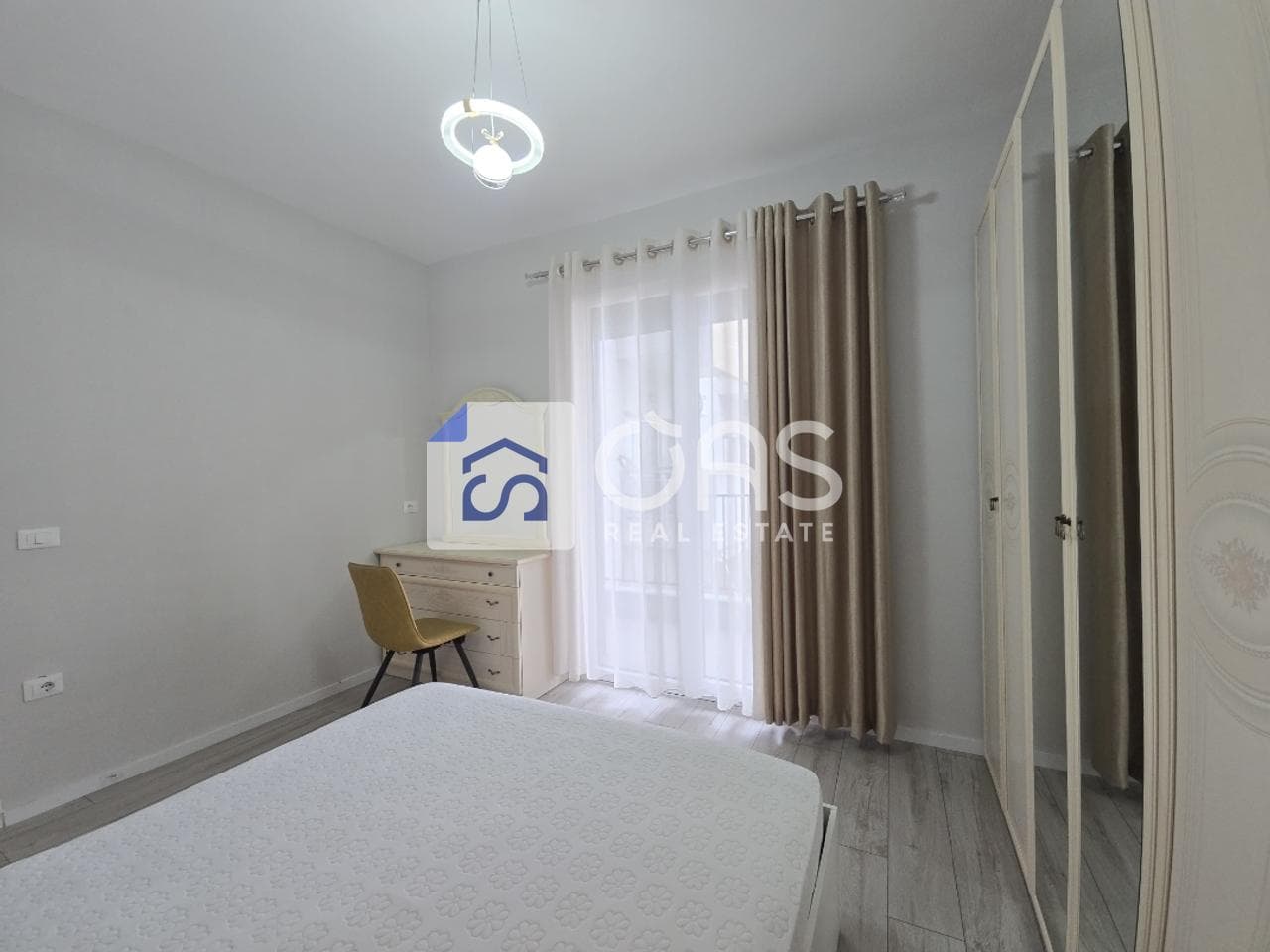 Jepet me qera 1+1 tek Komuna e Parisit 4