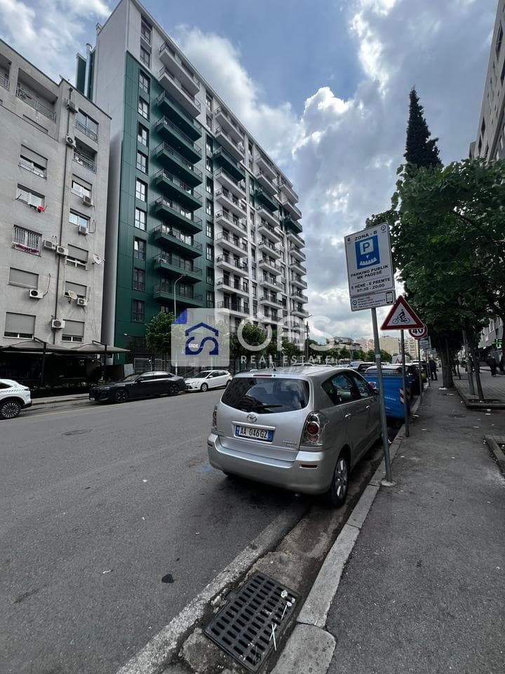 Shitet apartament 1+1 Komuna Parisit
