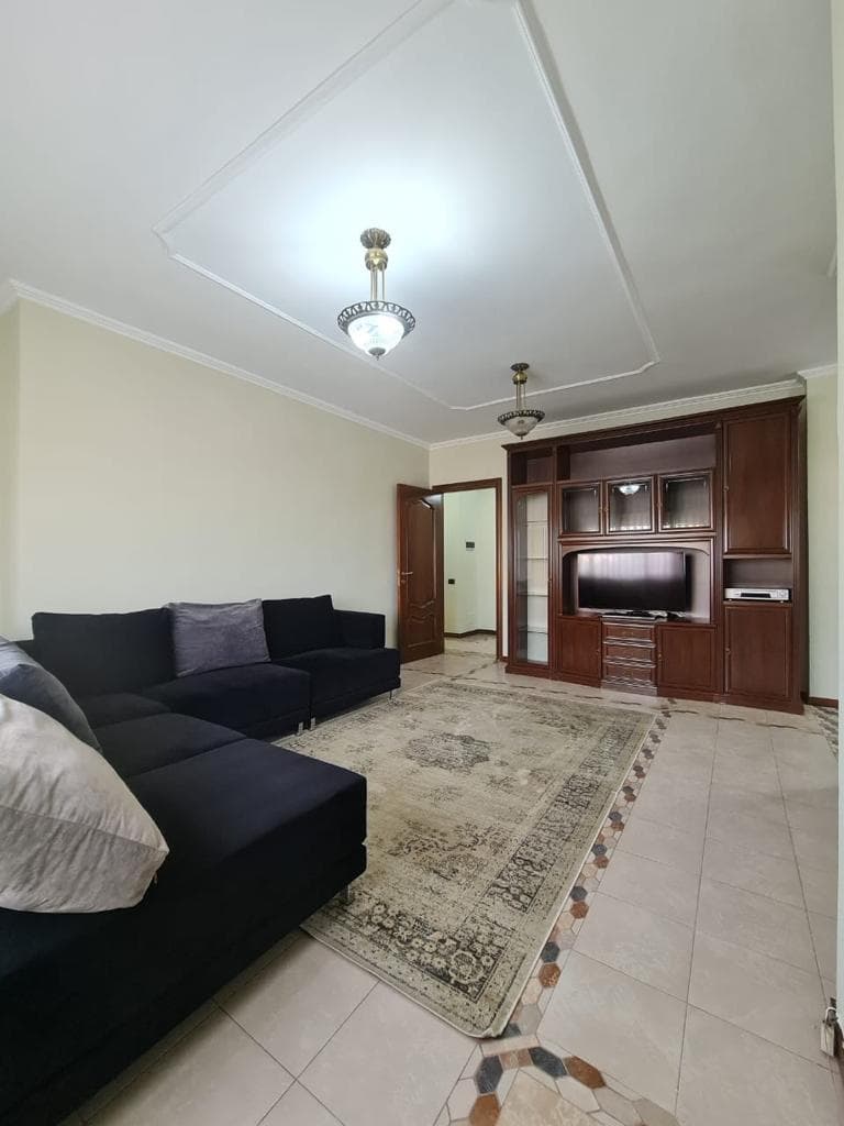 Jepet me qera Apartament 3+1+2 (Bulevardi Zogu i Parë, pranë Intesa San Paolo)