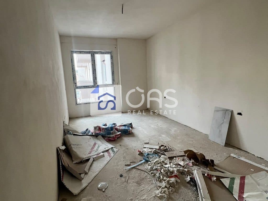 Shitet apartament 1+1 ne Kamez.