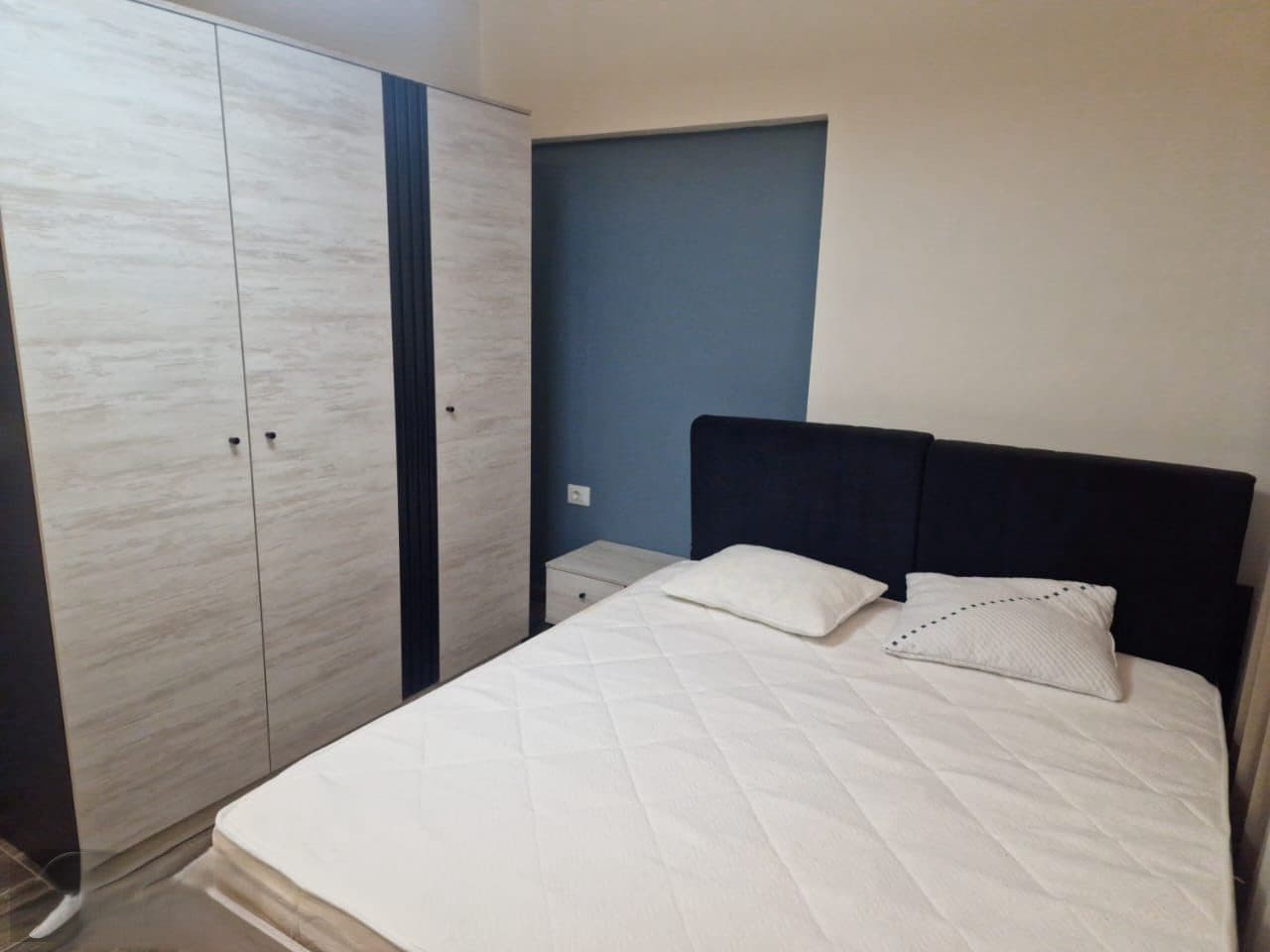 Jepet me qera apartament 2+1 tek Stacioni Trenit 3