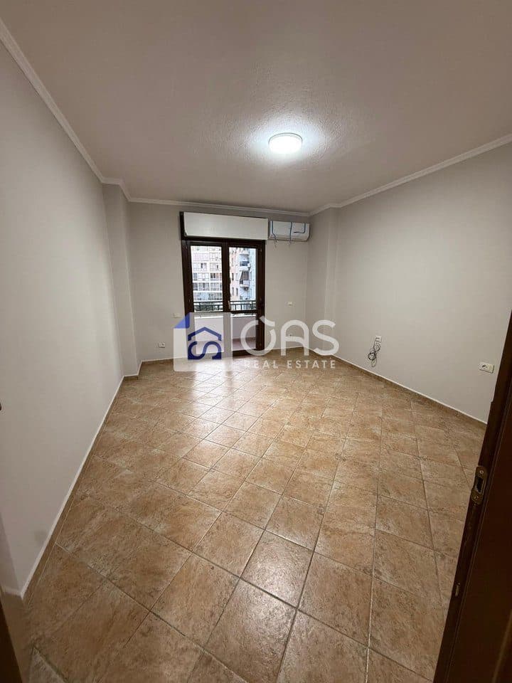Jepet me qera ambjent per zyra tek Komuna Parisit