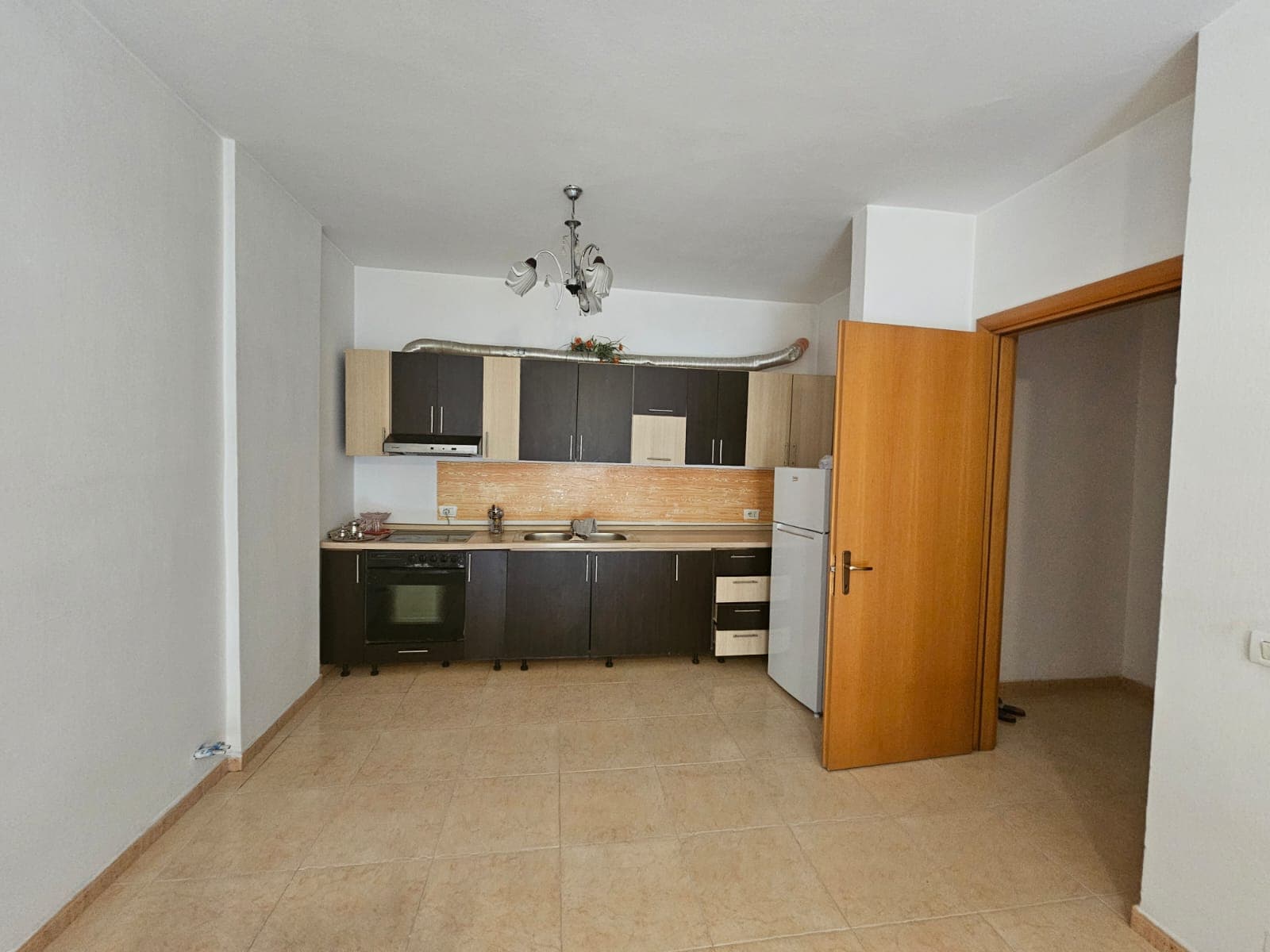 Jepet me qera Apartament ( 2+1+Aneks+Ballkon ) Ne Astir