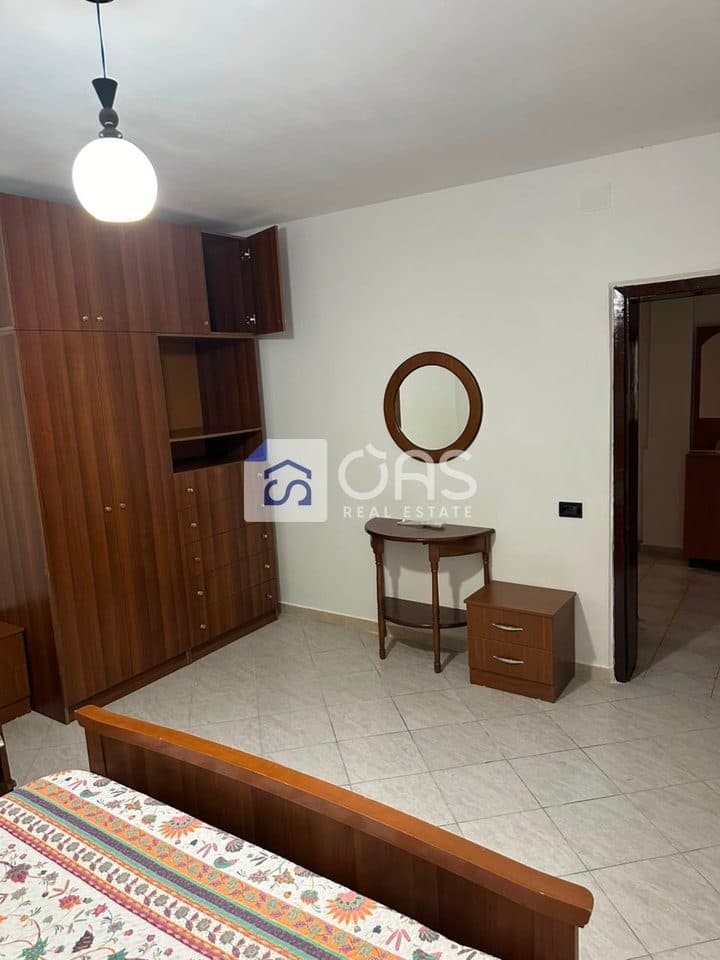 Jepet me qera apartamenti 1+1 komuna e parisit 3