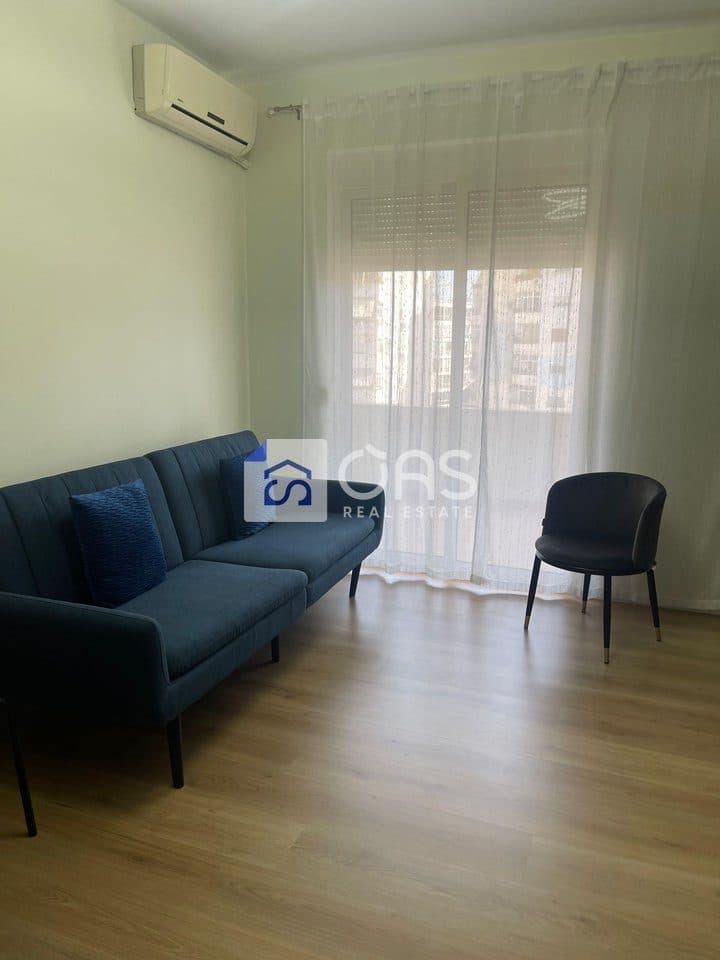 jepet me qera apartament 1+1 tek Komuna e Parisit