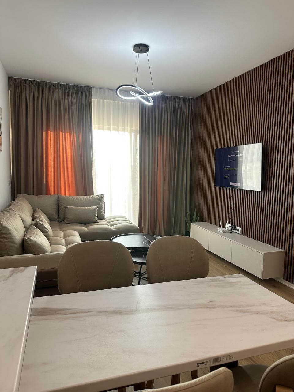 Jepet apartament me qera 2+1 ne Zog te Zi. 2
