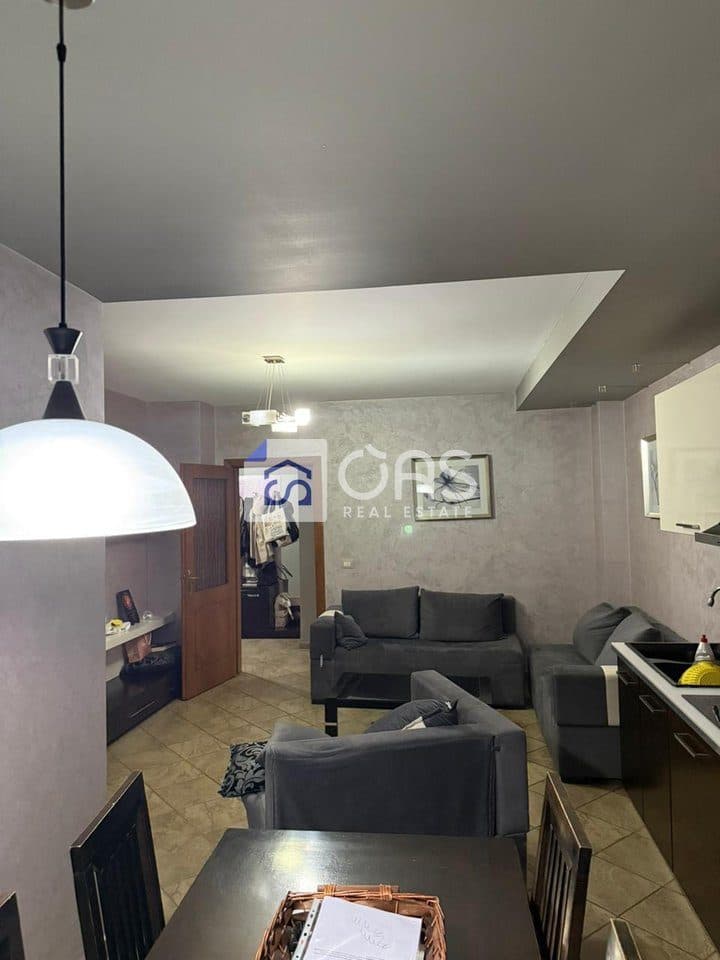 Jepet me qera apartament 2+1 te Rruga e Kavajes. 2