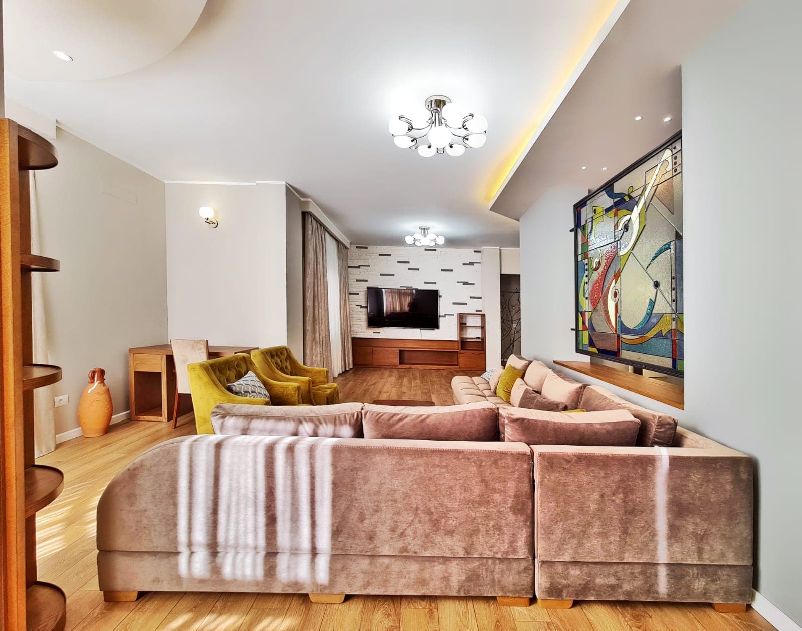 Jepet me qera apartament 4+1+2 tek Komuna Parisit