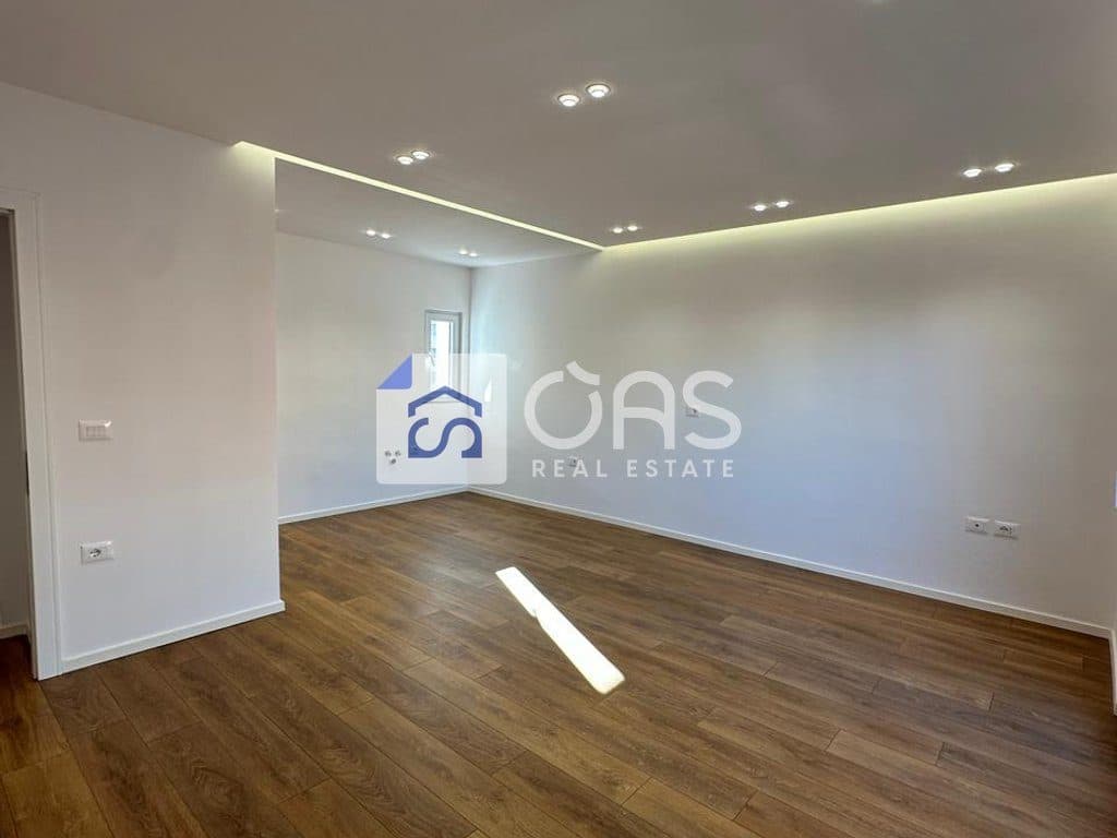 Shitet apartament 2+1 pran Stacionit te Trenit (Rruga e Brrages)