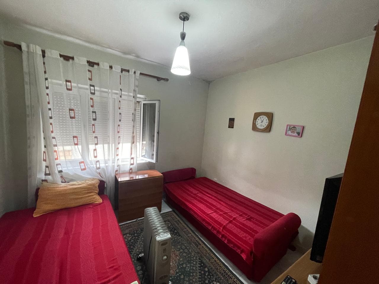 Jepet me qera apartament 3+1 ne Qender (Rruga Fortuzi) 3