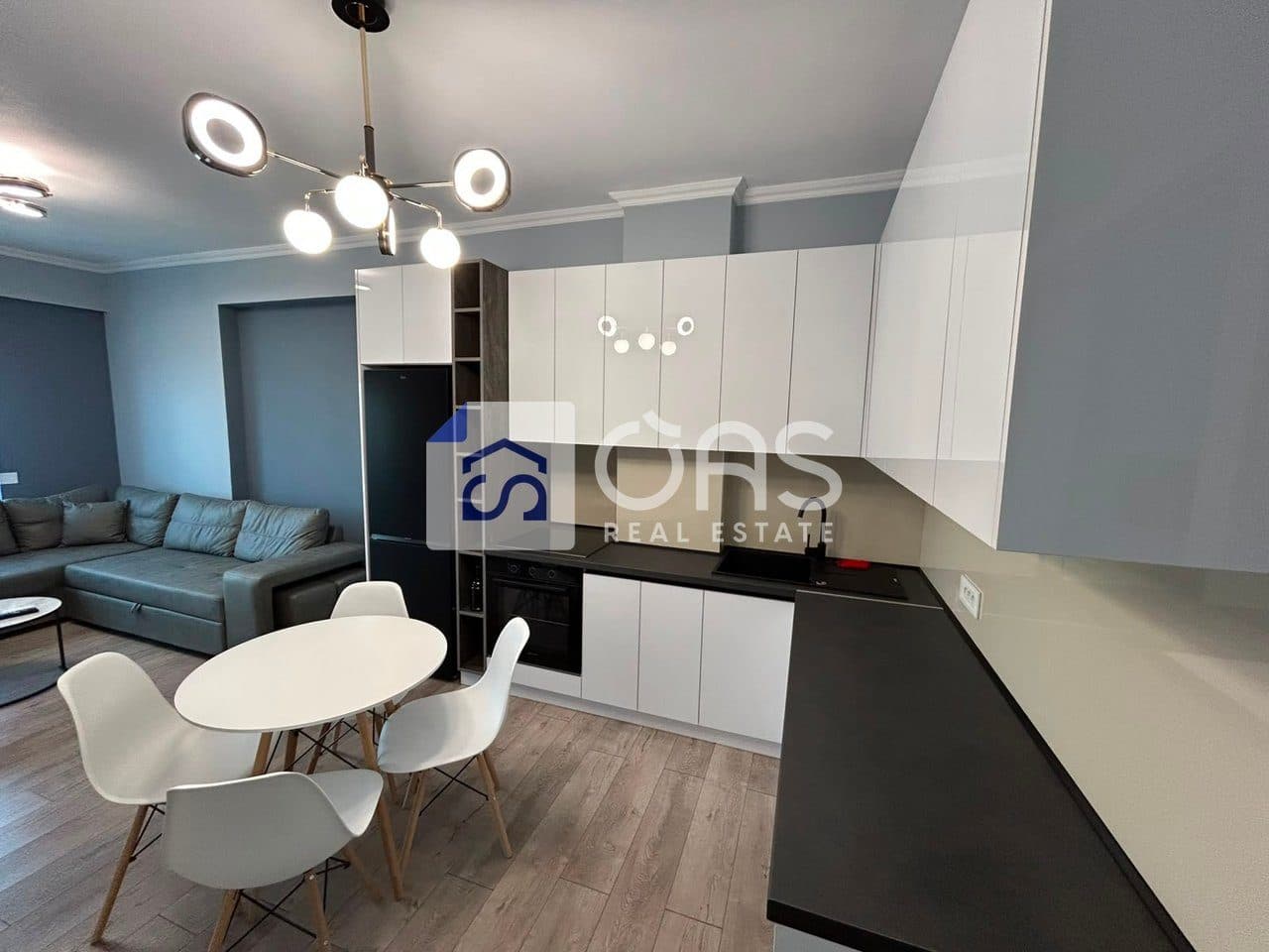 Jepet me qera apartament 2+1 te Rruga e Barikadave. 3