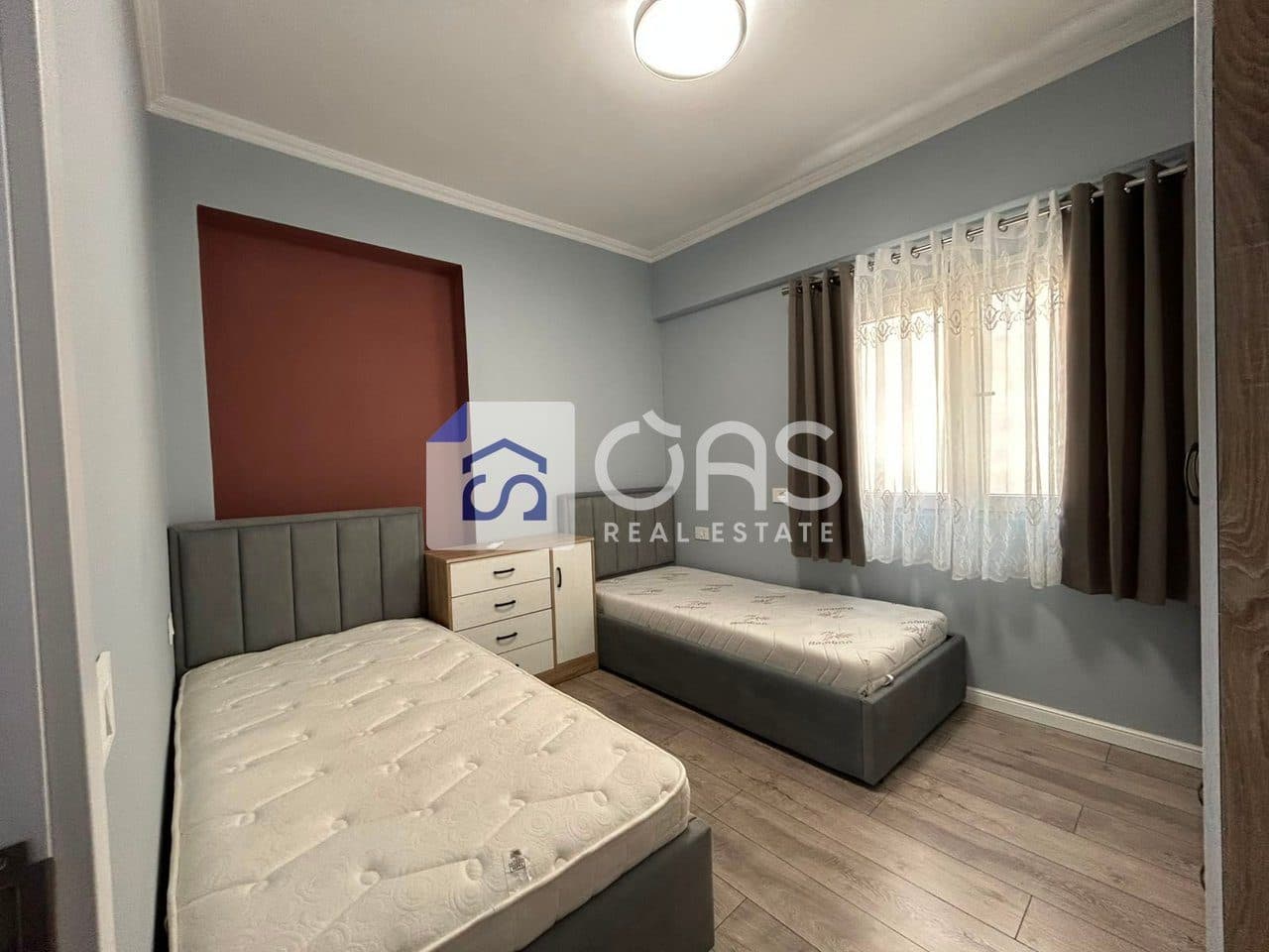 Jepet me qera apartament 2+1 te Rruga e Barikadave. 4