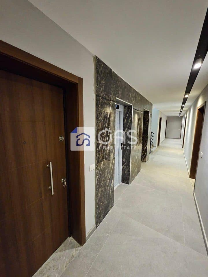 Jepet me qera Apartament 1+1 Tek Shkolla e Kuqe 2