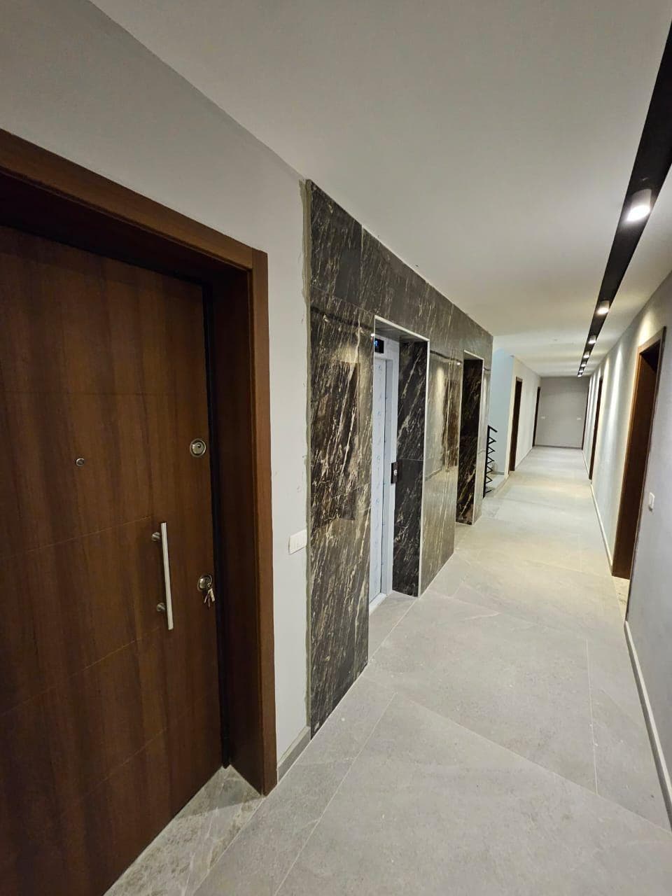 Jepet me qera Apartament 1+1 Tek Shkolla e Kuqe 2