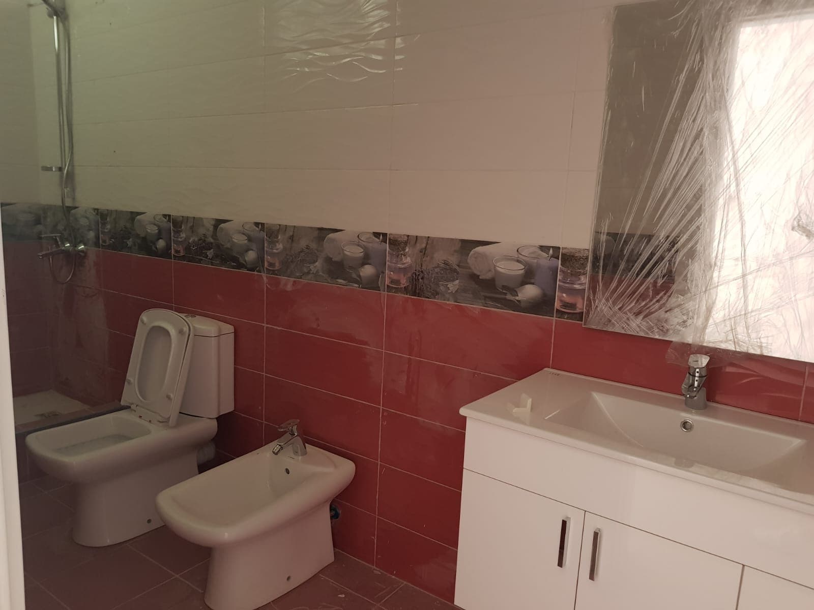 Shitet apartament 3+1+3 tek Liqeni I Thate