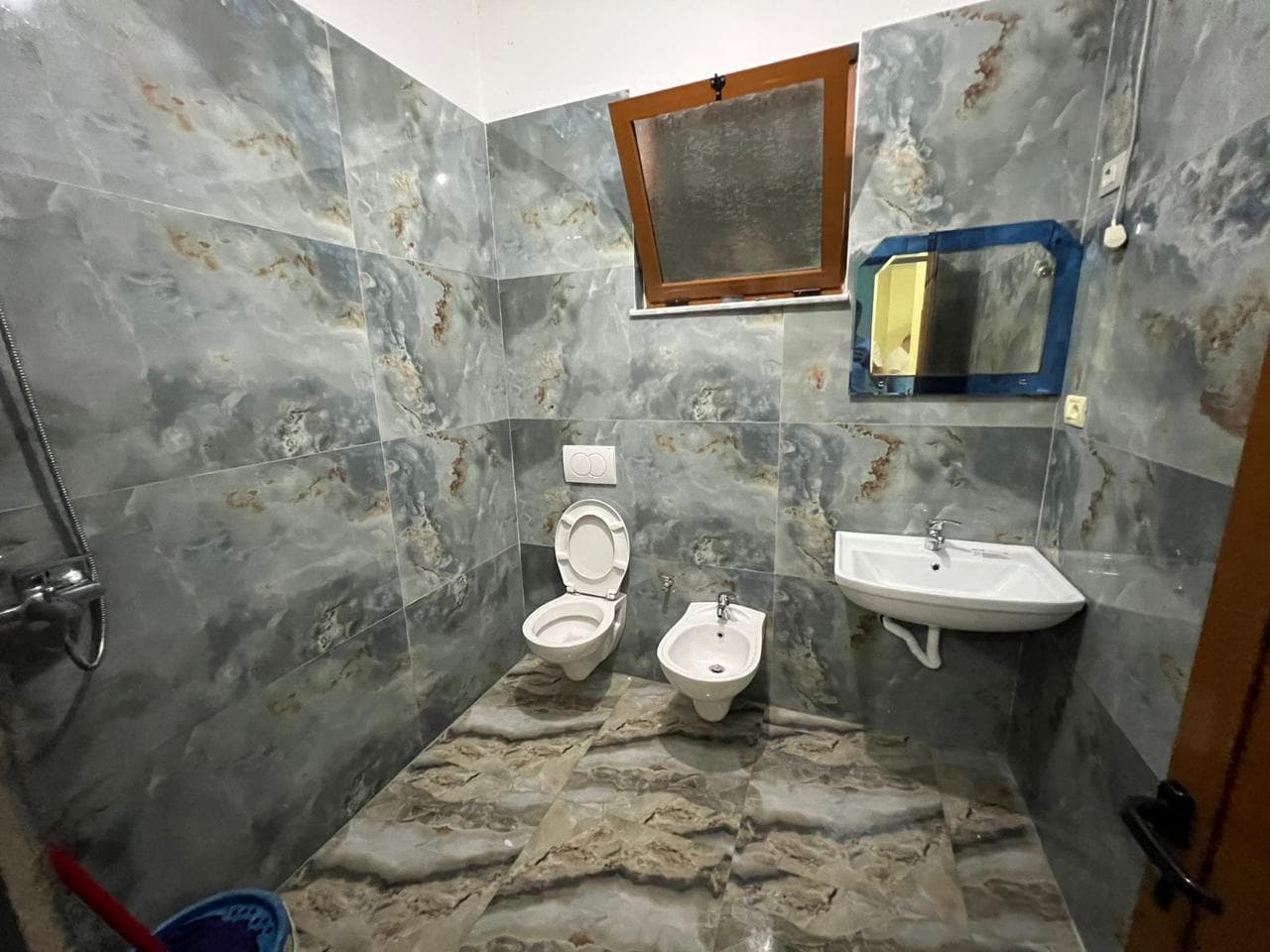 Vilë me 2 hyrje Me Qera në Ali Demi, Tiranë - 350.000€ | 230 m² 4