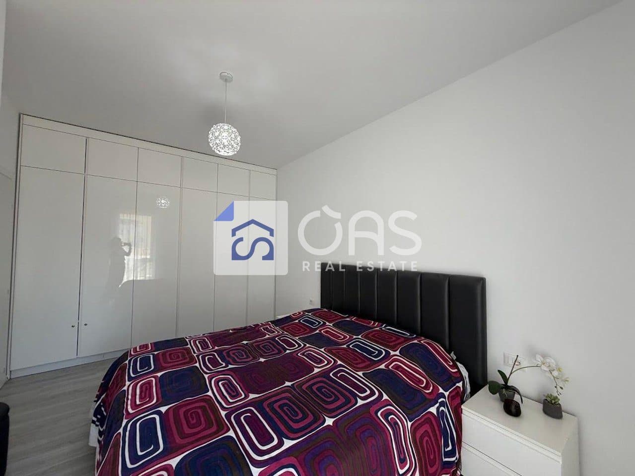 Jepet me qera apartament 1+1 te Rruga e Barikadave. 4
