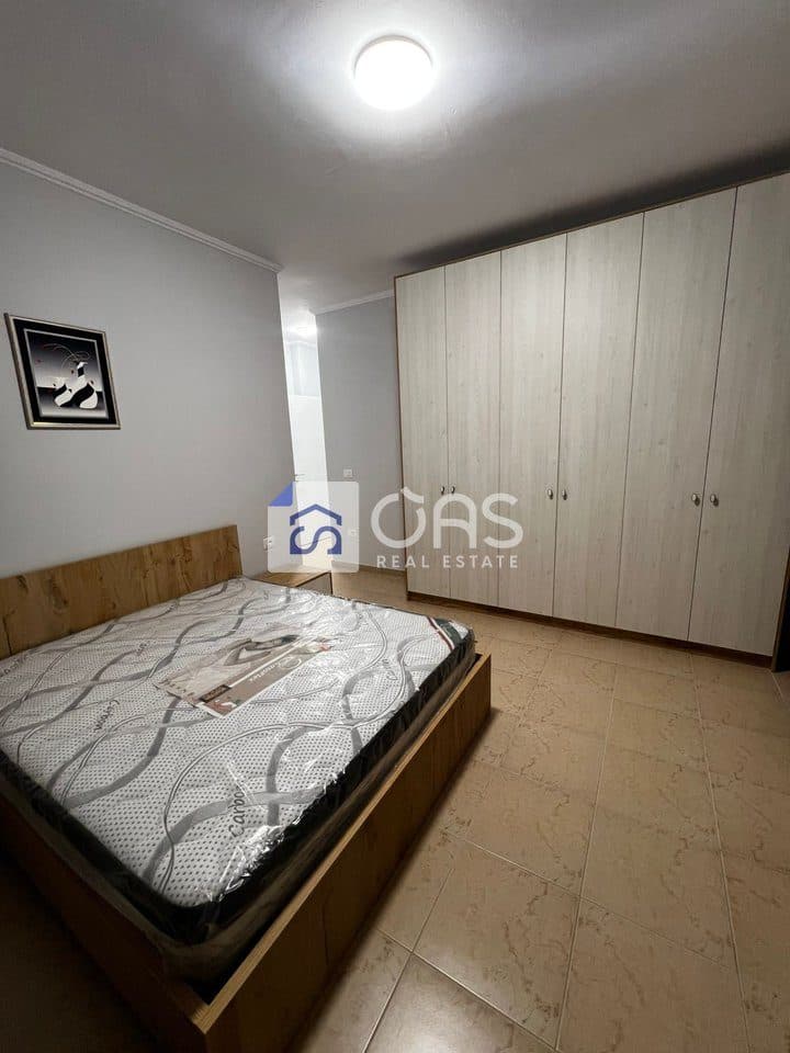 Jepet me qera apartament 2+1+2+2 Poste Parkimi tek Bulevardi I Ri. 4