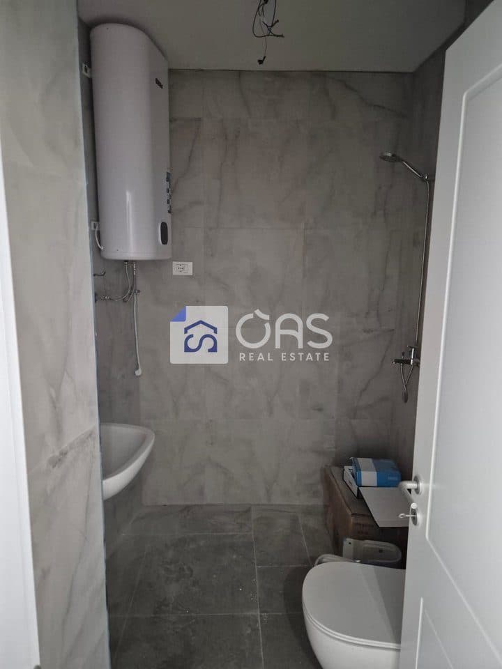 Jepet ambjent me qera 2+1+2+post parkimi per biznes tek Liqeni Artificial Lake View 4