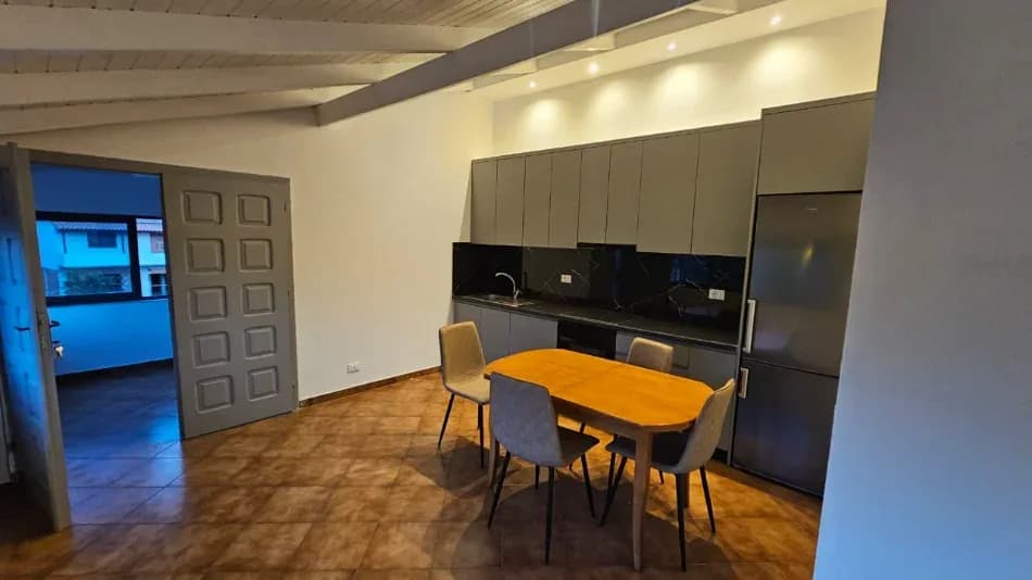Jepet me qera Apartamenti 2+1+3 Laprak