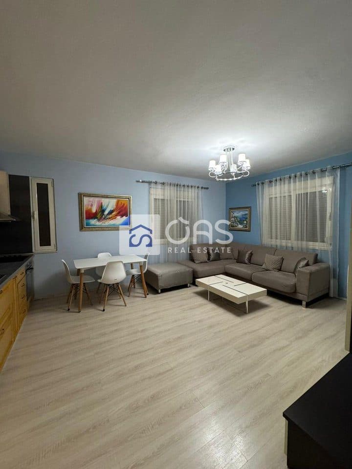 Jepet me qera apartament 2+1 tek Medreseja