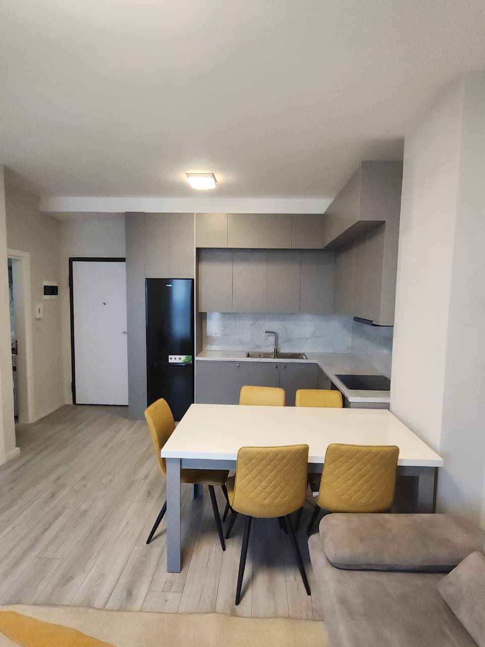 Jepet me qera apartament 1+1 tek Komuna Parisit (White Cloud Residence) 2
