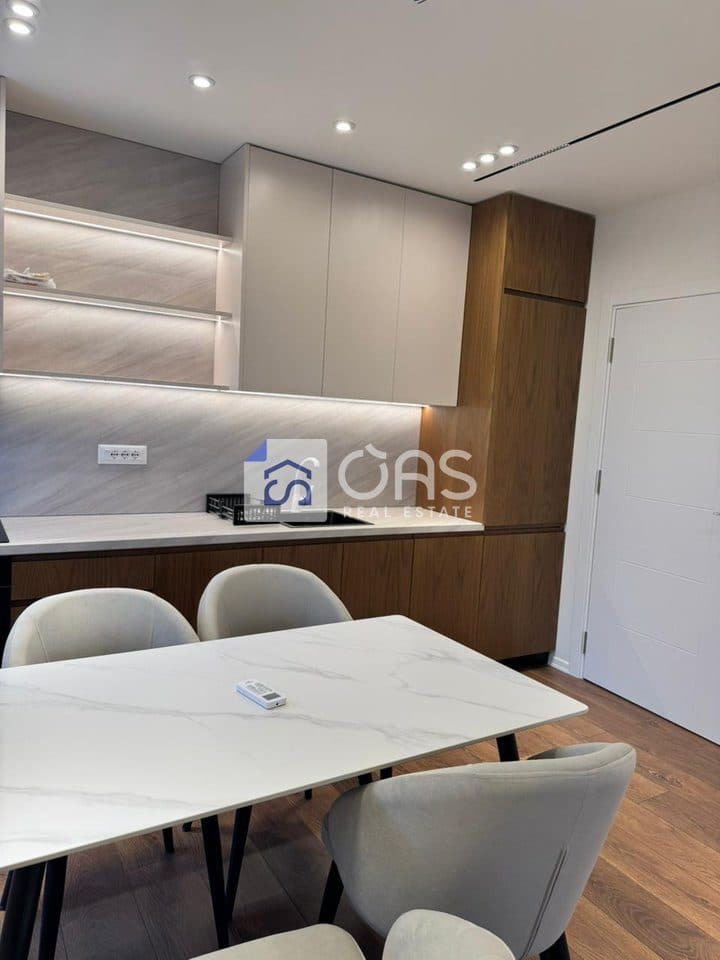Jepet apartament me qera 1+1+post parkimi ne Xhamllik 2