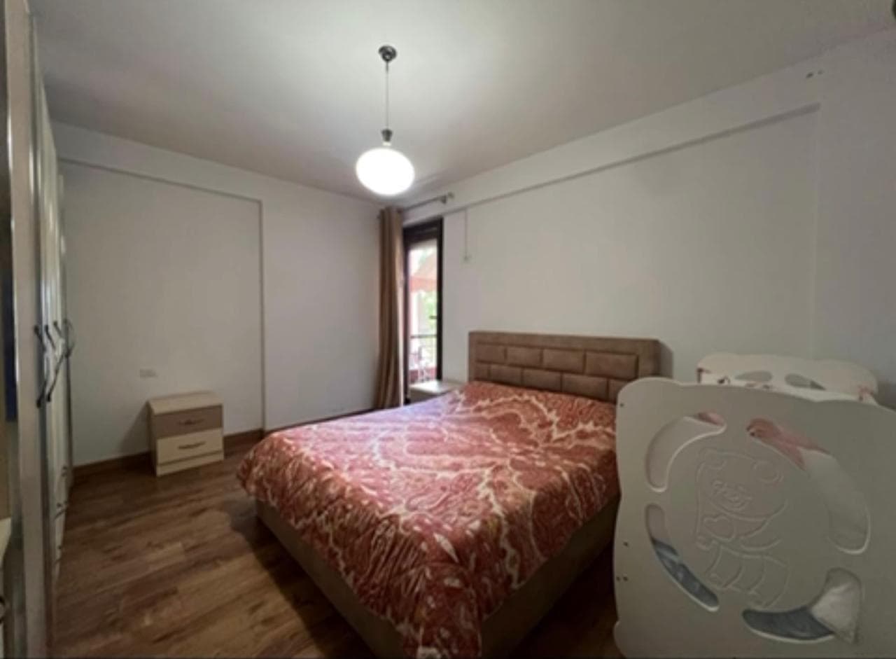 Jepet apartament me qera 2+1 tek Kopshti Botanik. 3