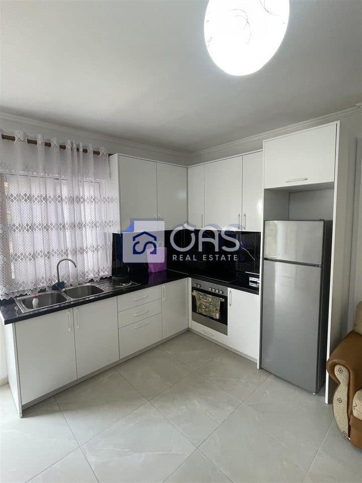 Jepet me Qera Apartament 1+1+Post parkimi ne Institut.