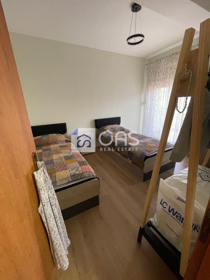 jepet me qera apartament 1+1 tek Komuna e Parisit 3