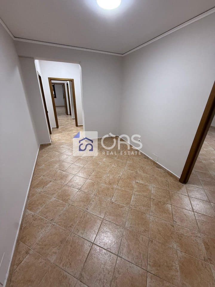 Jepet me qera ambjent per zyra tek Komuna Parisit 3
