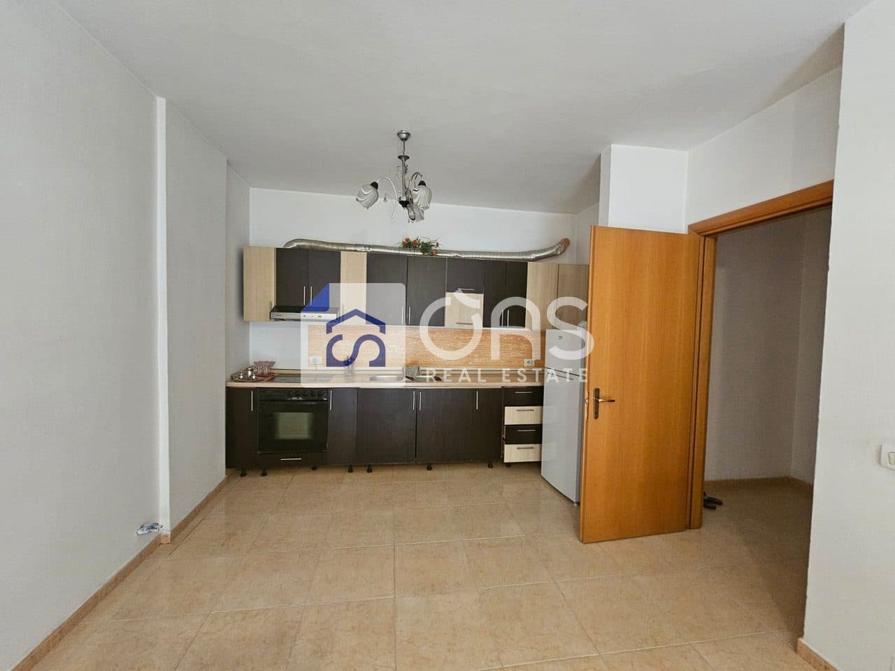 Jepet me qera Apartament ( 2+1+Aneks+Ballkon ) Ne Astir