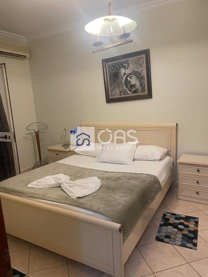 Jepet me qera apartamenti 2+1 Stacioni Trenit 2