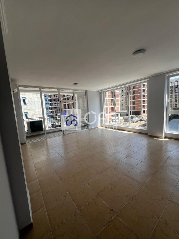 Jepet me qera apartament 2+1+2+2 poste parkimi tek Bulevardi i Ri.