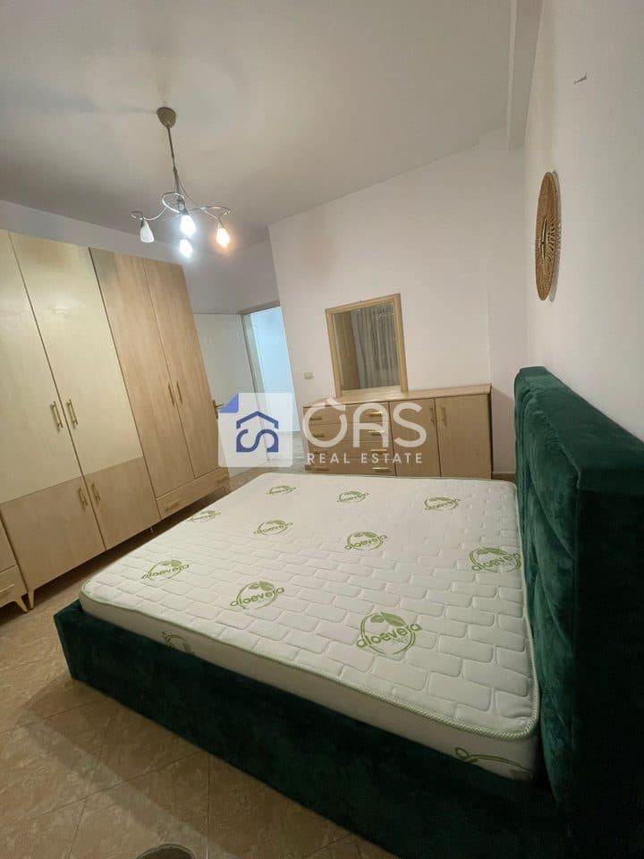 Jepet me qera apartament 2+1+2 tek Komuna Parisit 3