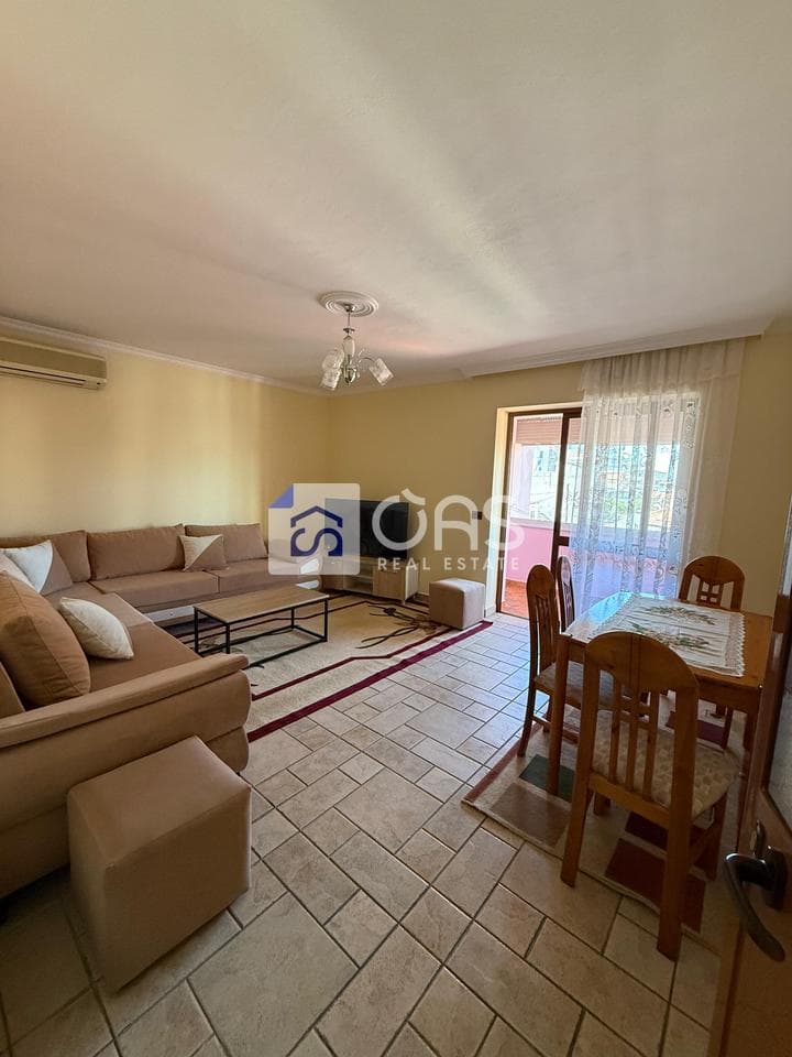 Jepet me qera apartament 3+1 ne Xhamllik