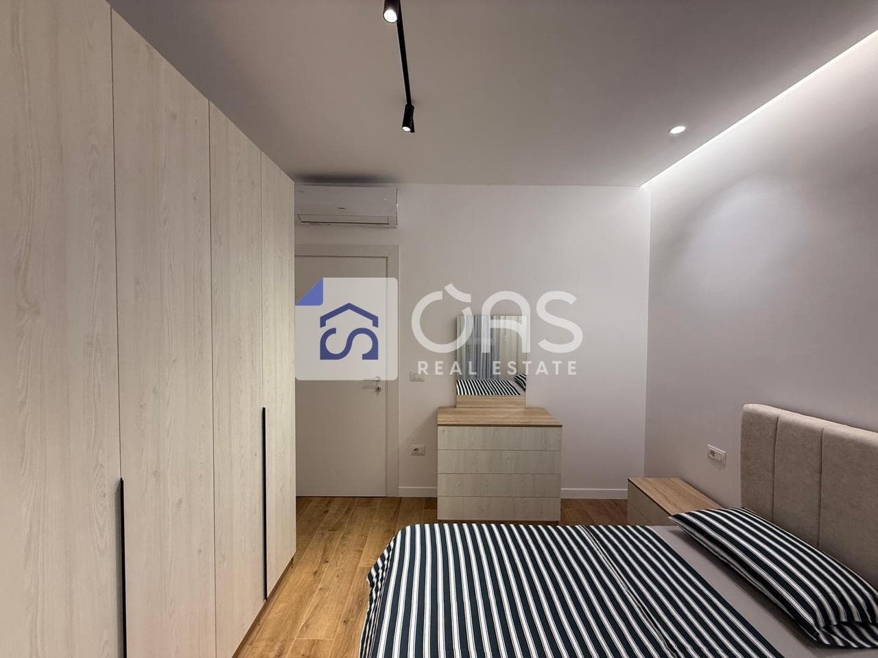 Jepet me qera apartament 1+1+ post parkimi tek Univers City. 4