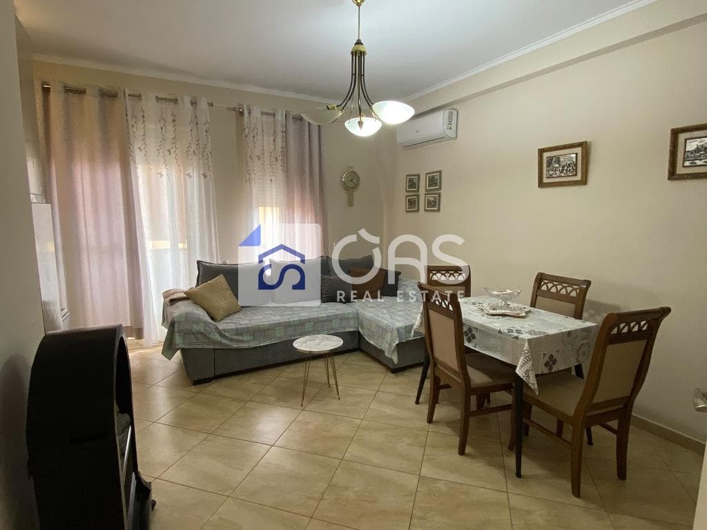 Jepet me qera apartament 1+1 tek Rruga Bardhyl.