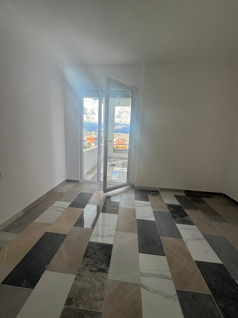 Shitet apartament 2+1+2 ne Pallatet e Verdha 4
