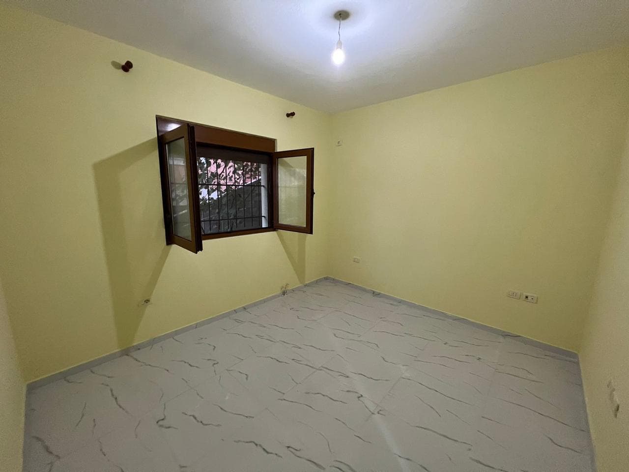 Vilë me 2 hyrje Me Qera në Ali Demi, Tiranë - 350.000€ | 230 m² 3
